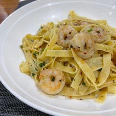 A picture of Garlic prawn fettuccine.