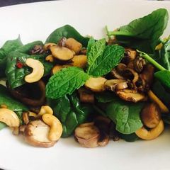 A picture of Spinach and Cashew Salad.