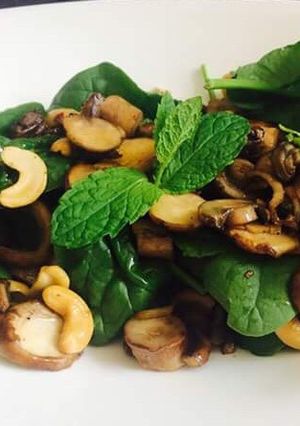 A picture of Spinach and Cashew Salad.