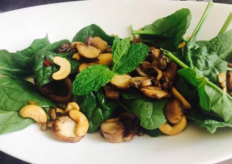 Simple Way to Prepare Speedy Spinach and Cashew Salad