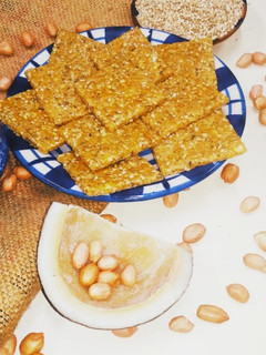 તલ શીંગ કોપરાની મિક્સ ચીક્કી(Til Shing Kopra Ni Mix Chikki recipe in Gujarati) રેસીપી મુખ્ય ફોટો