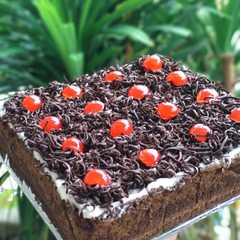 A picture of Cake potong blackforest.