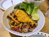 สลัดควินัว ผักอบ และอกไก่