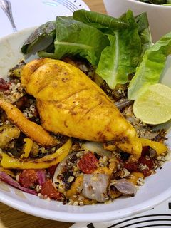 รูปของ สลัดควินัว ผักอบ และอกไก่