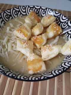 Csicseriborsó krémleves szezámmagos masnival recept fotója