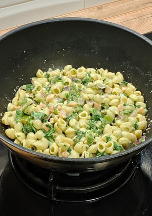 Foto principal de Wok de pasta con salmón ahumado y espinacas en salsa camembert
