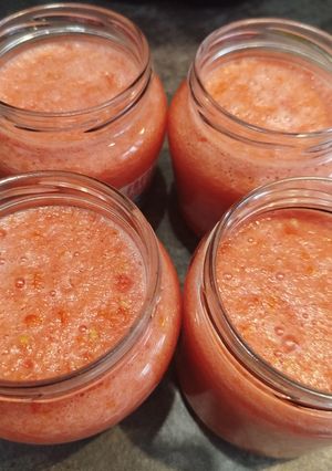 Una foto de Tomate licuado y congelado en botes