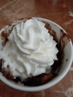 Una foto de Mug cake (sin gluten) de chocolate con frutas