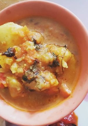 A picture of Aloo tamatar with kasoori methi.