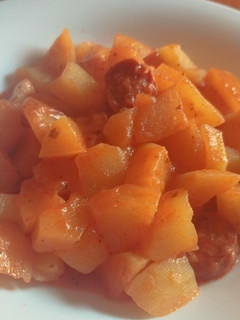 Una foto de Papas con chorizo picante y vino blanco