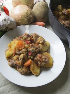 Una foto de Carne y costilla con patatas guisadas