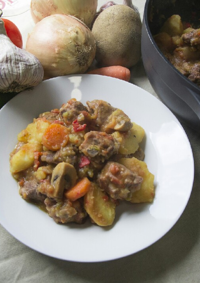 Una foto de Carne y costilla con patatas guisadas
