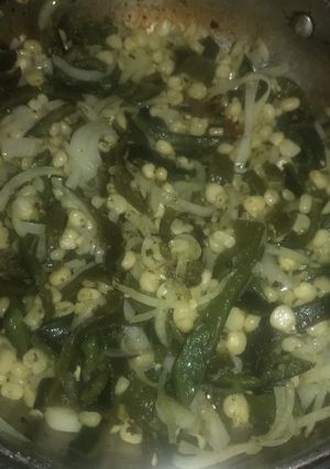 Una foto de Rajitas con elotes