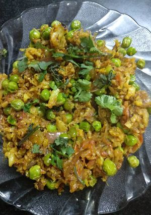 A picture of Gobi matar keema.