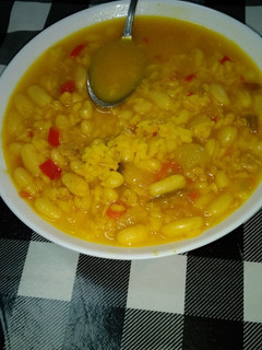 Una foto de Habichuelas con arroz y atún
