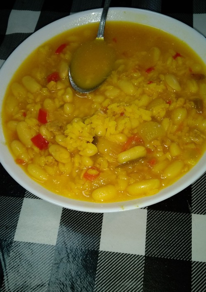 Una foto de Habichuelas con arroz y atún