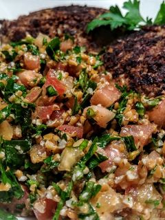 Una foto de ENSALADA De Trigo con Tomate🍅 y Perejil🌿...!