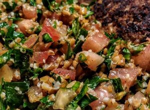 Una foto de ENSALADA De Trigo con Tomate🍅 y Perejil🌿...!