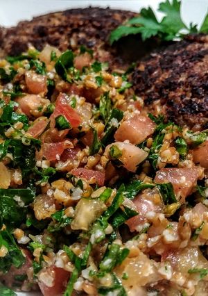 Una foto de ENSALADA De Trigo con Tomate🍅 y Perejil🌿...!