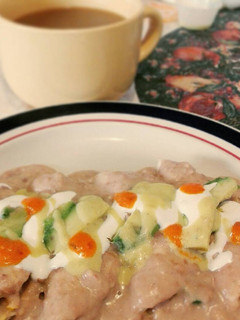 Una foto de Enfrijoladas rellenas de huevo a la mexicana