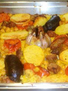 Una foto de Arroz al horno🐖🍅🥔🍷😋