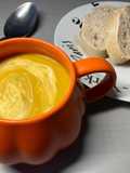 Soupe à la patate douce, au potiron et à la crème de roquefort