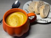 Une photo de soupe potiron