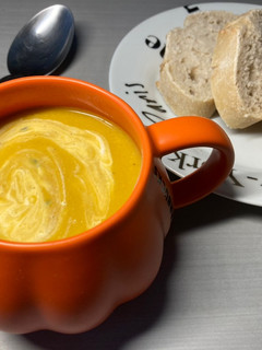 Une photo de Soupe à la patate douce, au potiron et à la crème de roquefort