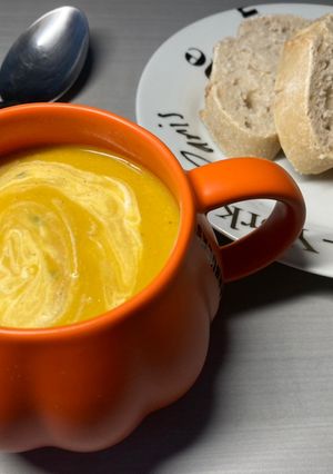 Une photo de Soupe à la patate douce, au potiron et à la crème de roquefort