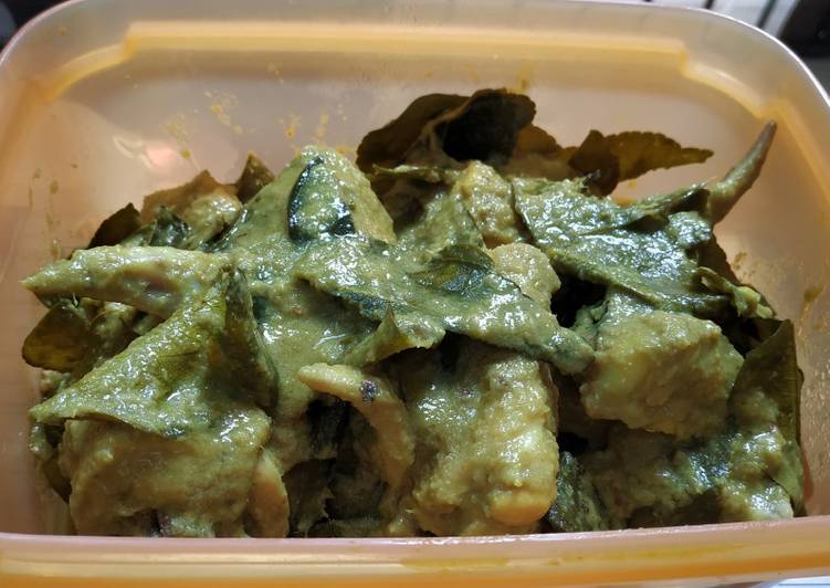 Resep Ungkep ayam laos plus daun purut…. Digoreng krispi… ???????????? yang Bisa Manjain Lidah