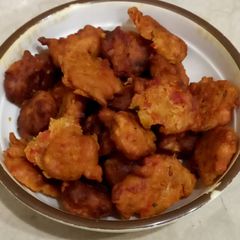 A picture of Leftover carrot sa pakoray 🥕.
