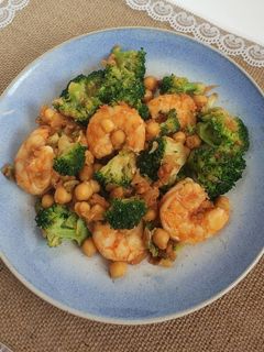 Una foto de Garbanzos con langostinos y brócoli
