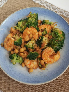 Una foto de Garbanzos con langostinos y brócoli
