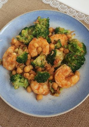 Una foto de Garbanzos con langostinos y brócoli