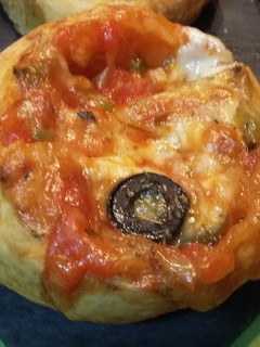 Una foto de Pizza vegetal de atún enrollada