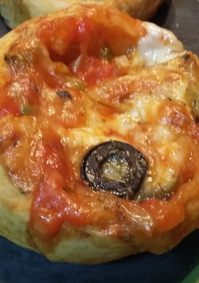 Una foto de Pizza vegetal de atún enrollada 