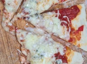 Una foto de Pizza casera con 5 quesos