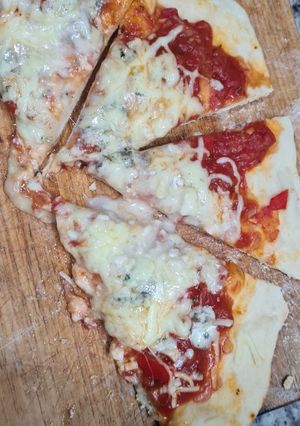 Una foto de Pizza casera con 5 quesos