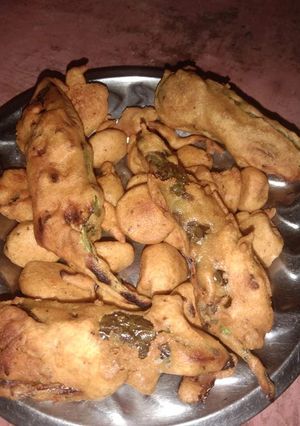 मिर्च के प्याज़ के पकौड़े (mirch ke pyaz ke pakode recipe in Hindi) रेसिपी मुख्य फोटो