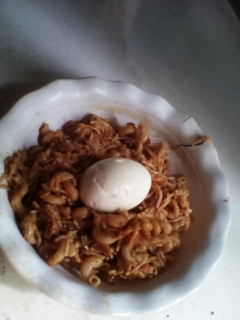 A picture of Spaghetti and macaroni jollof.