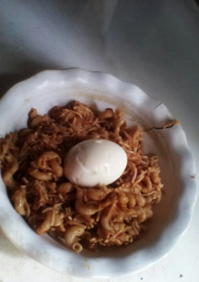 A picture of Spaghetti and macaroni jollof.