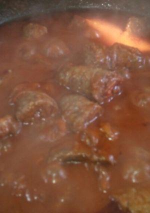 Una foto de Chorizos y carne a la pomarola