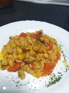 Una foto de Arroz con garbanzos, pimientos y champiñones 😋