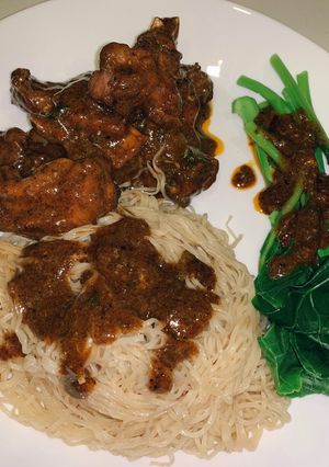 รูปของ ซี่โครงหมูพริกไทยดำตุ๋นชีสกินคู่กับบะหมี่ไข่