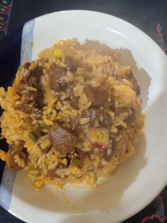 Una foto de Arroz con hongos de eucalipto y verdeo