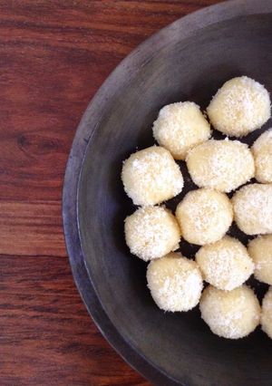 A picture of Instant Coconut Laddoos / Coconut Fudge.