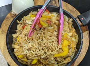洋蔥蔬菜炒泡麵 的食譜成品照片