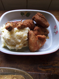 Una foto de Pollo frito con puré 😃 muy sabroso ideal para un almuerzo 😋😋