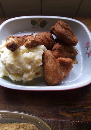 Una foto de Pollo frito con puré 😃 muy sabroso ideal para un almuerzo 😋😋