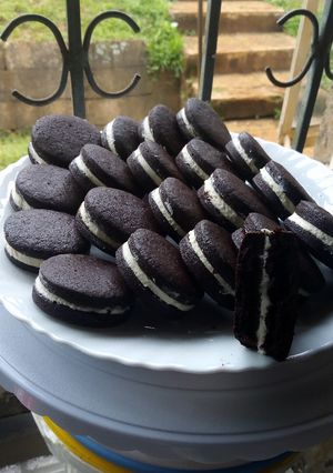 A picture of Homemade Oreo cookies/biscuits.